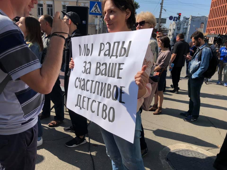 Активисты пришли к КСУ поддержать декоммунизацию: яркие фото с акции