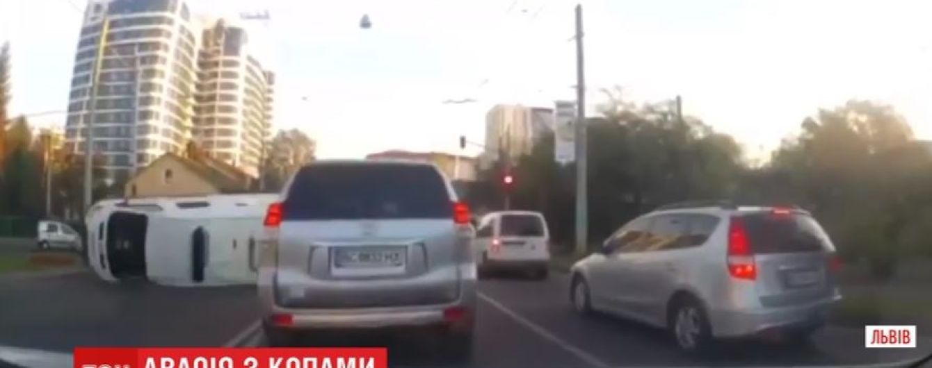 Авто конвойной службы спровоцировало двойную аварию в Львове