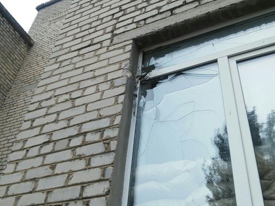 Боевики ночью обстреляли жилой квартал Марьинки, под огонь попало здание школы