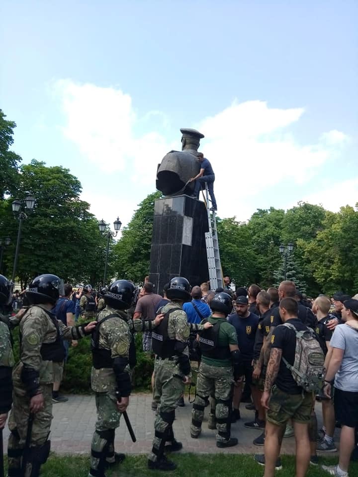 ЧП на KOZAK Fest, снос памятника Жукову и взрывы на заводе в РФ: Главное за выходные