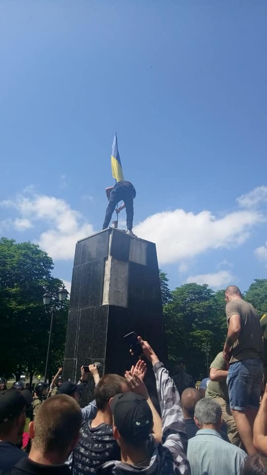 ЧП на KOZAK Fest, снос памятника Жукову и взрывы на заводе в РФ: Главное за выходные