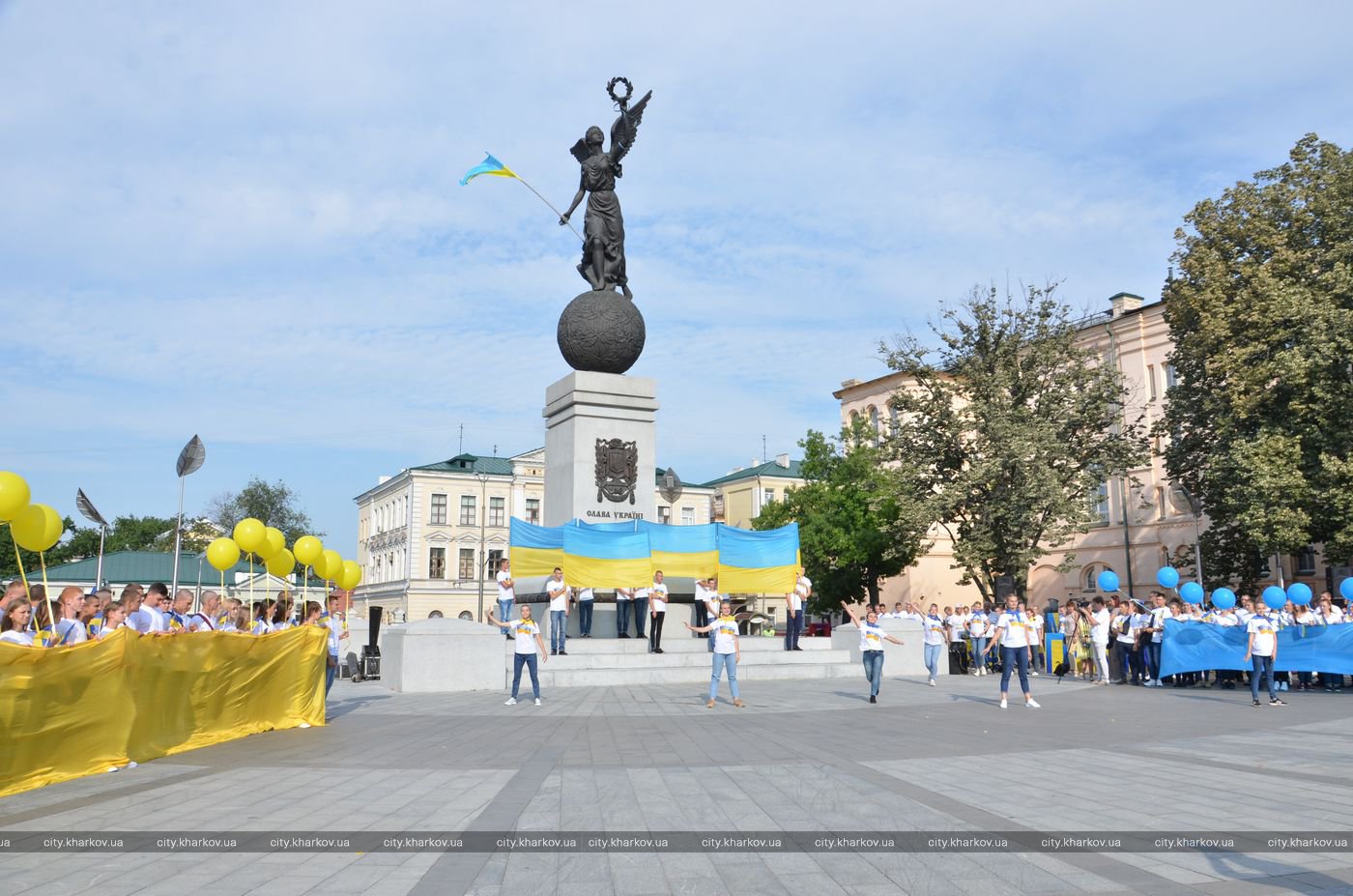 День флага в Украине: как отпраздновали в Одессе, Харькове и Ивано-Франковске (ФОТО, ВИДЕО)