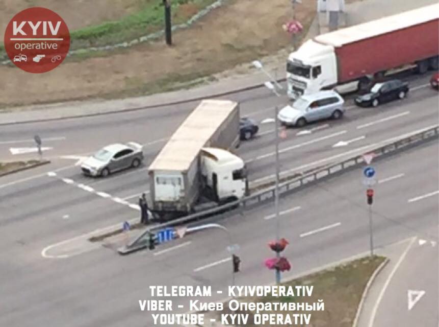 ДТП в Киеве на проспекте Бажана: Движение парализовала огромная пробка