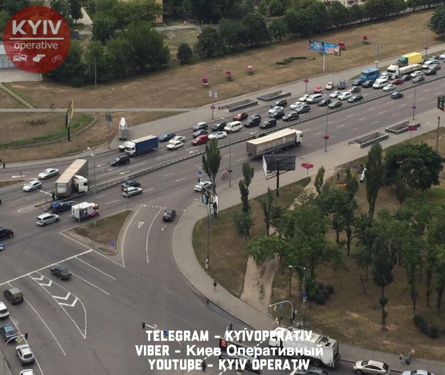 ДТП в Киеве на проспекте Бажана: Движение парализовала огромная пробка