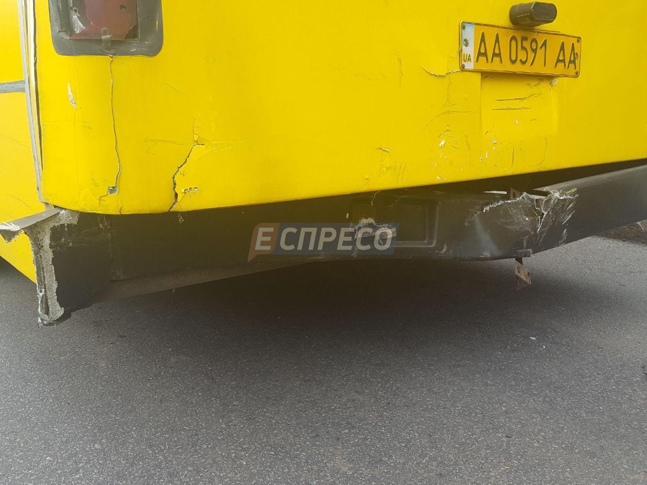 ДТП в Киеве: одна маршрутка въехала в другую во время высадки пассажиров, есть пострадавшие
