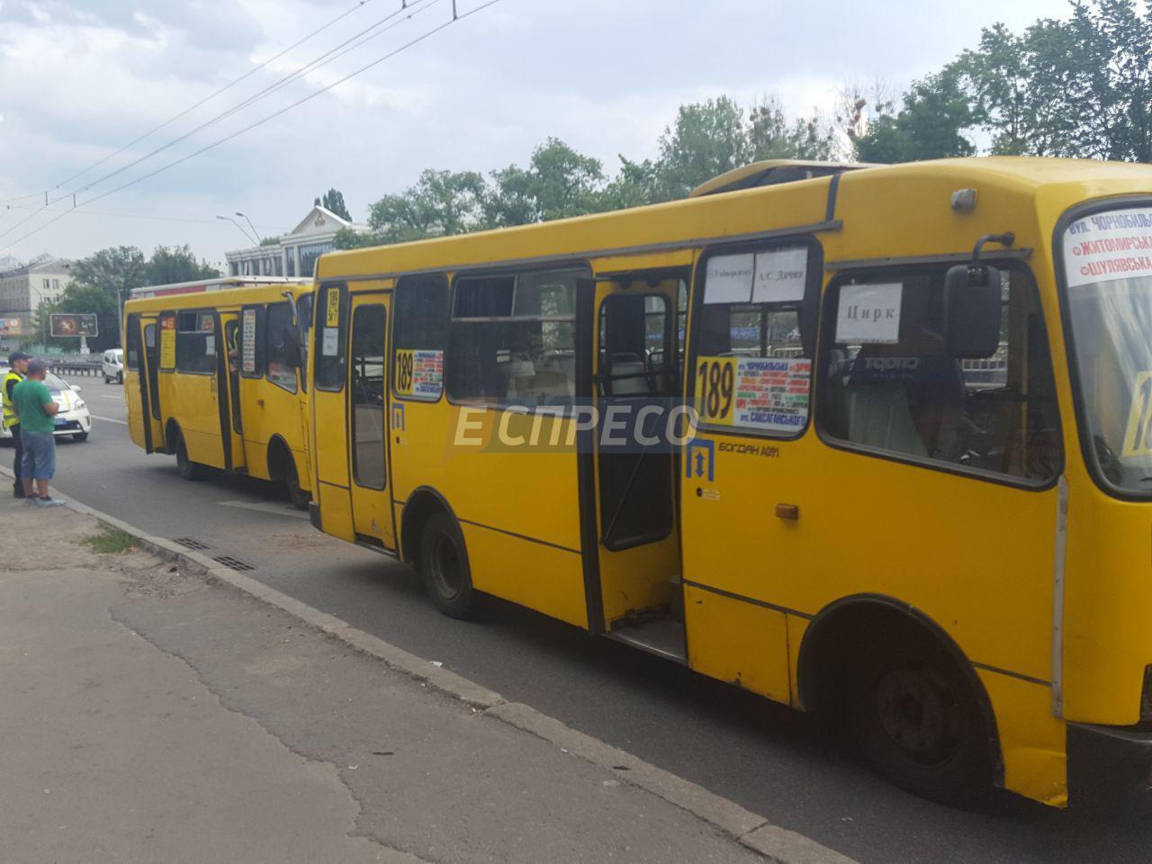 ДТП в Киеве: одна маршрутка въехала в другую во время высадки пассажиров, есть пострадавшие