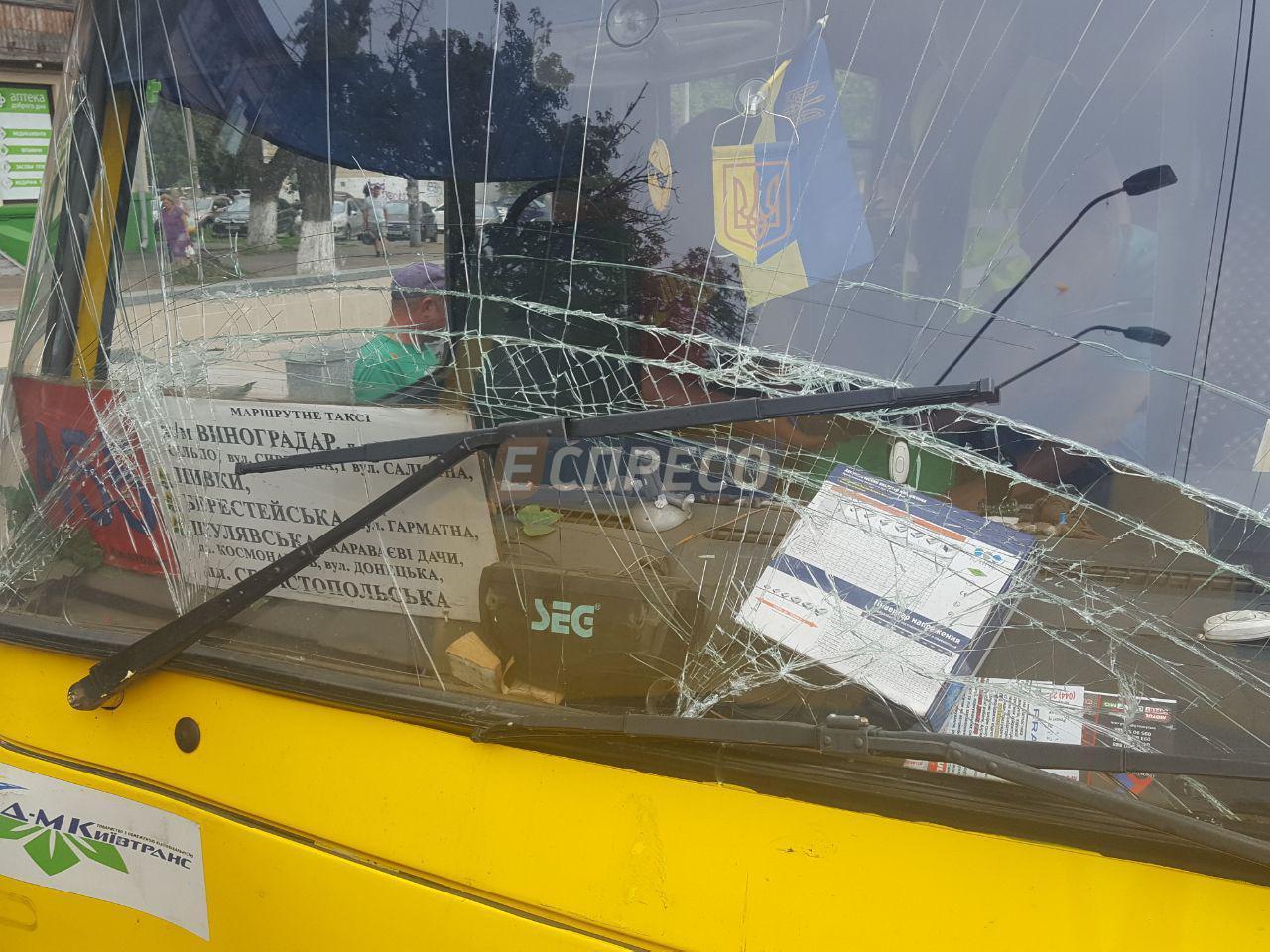 ДТП в Киеве: одна маршрутка въехала в другую во время высадки пассажиров, есть пострадавшие