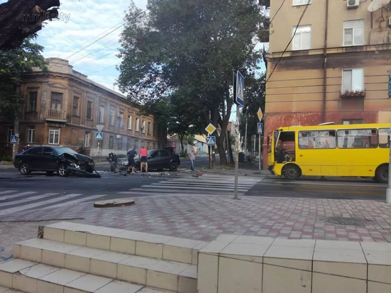 ДТП в Мариуполе при участии маршрутки: семь пострадавших