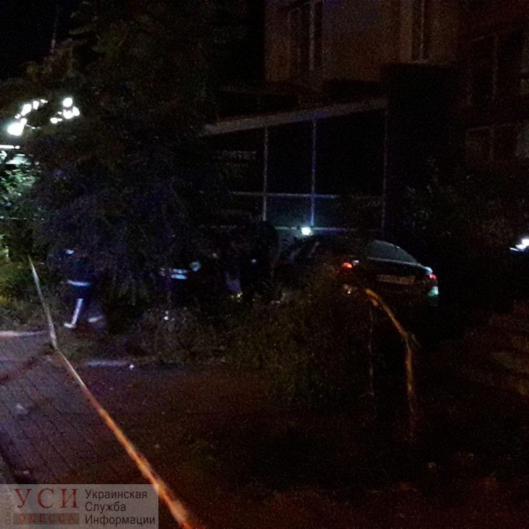 ДТП в Одессе: ночные «гонки» с полицией завершились смертельной аварией для водителя BMW (ФОТО)