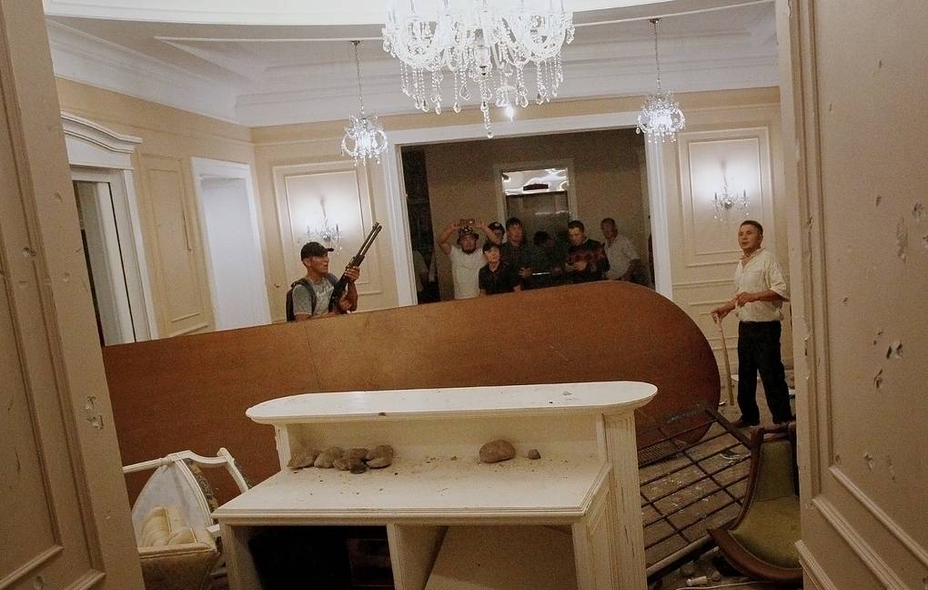 Экс-президент Кыргызстана стрелял в силовиков, которые пришли его арестовать. Что происходит в Бишкеке (ФОТО)