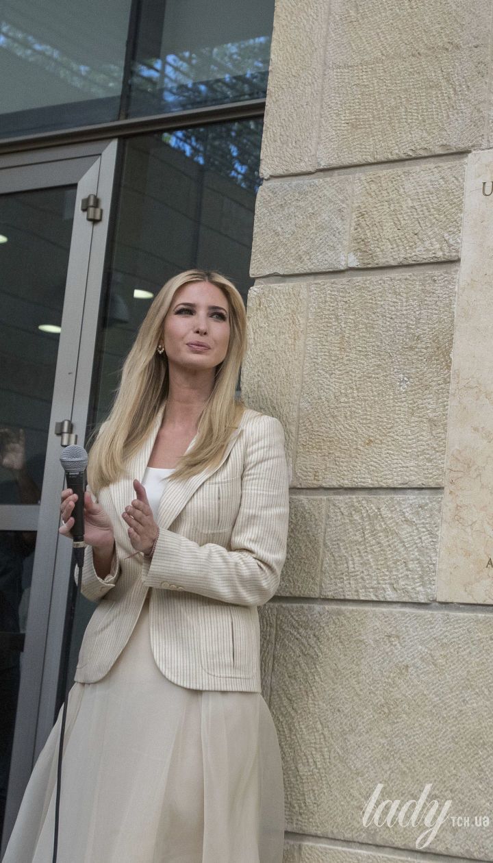 Элегантно и сексуально: Иванка Трамп продемонстрировала вечерний образ в платье с обнаженными плечами