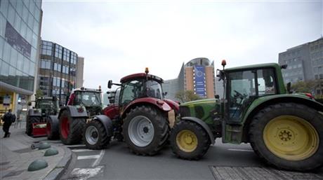 Фермеры на тракторах заблокировали улицы Брюсселя, протестуя против низких цен на продукты