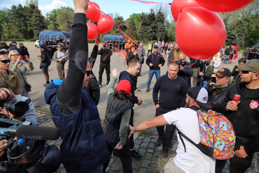 Годовщина 2 мая: в Одессе полиция остановила несовершеннолетнюю с запрещенной символикой (ФОТО, ТРАНСЛЯЦИЯ)