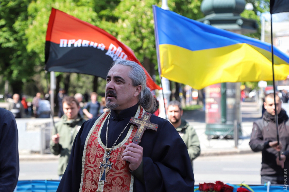 Годовщина 2 мая: в Одессе полиция остановила несовершеннолетнюю с запрещенной символикой (ФОТО, ТРАНСЛЯЦИЯ)