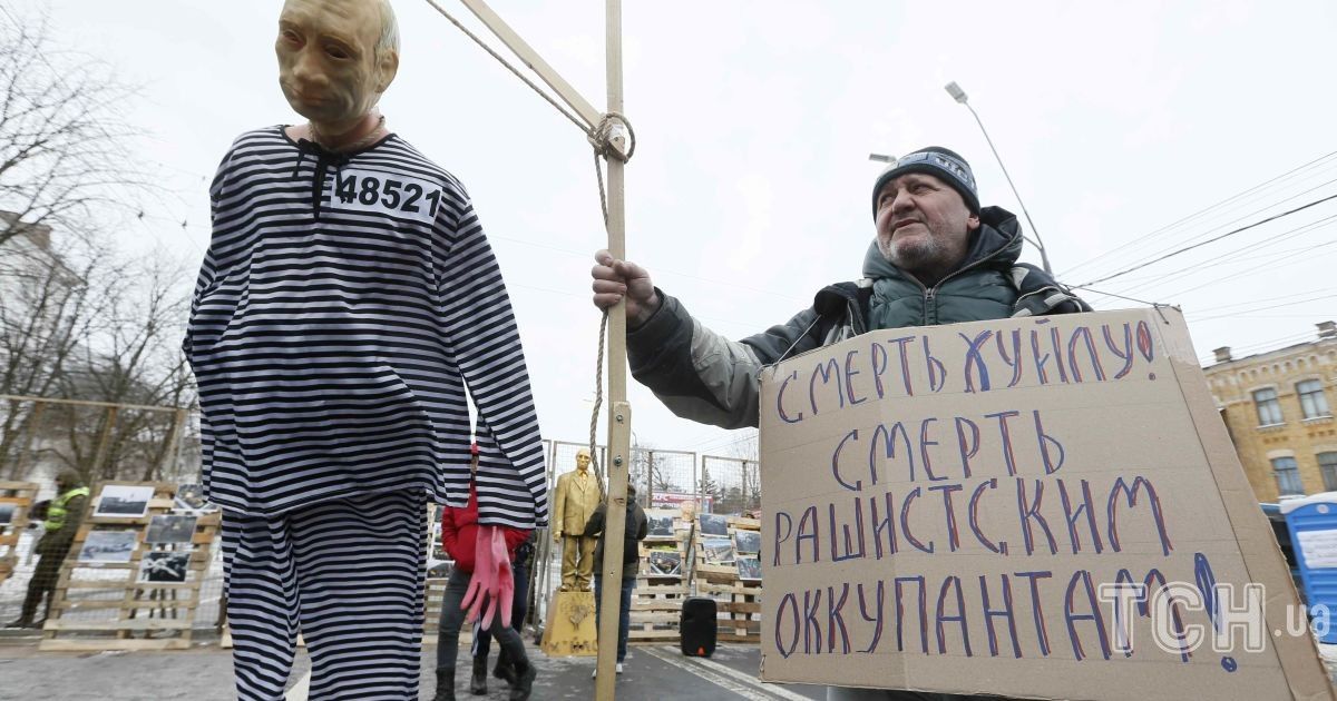 Гроб с Путиным и разрисованные авто: как в Украине блокируют выборы президента РФ