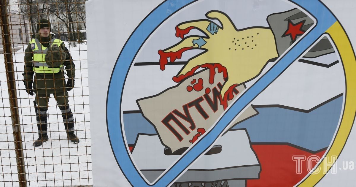 Гроб с Путиным и разрисованные авто: как в Украине блокируют выборы президента РФ