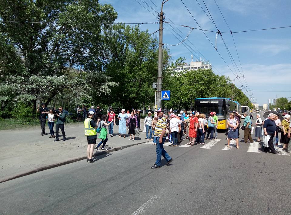 Хотят митинговать три дня: В столице на Виноградаре местные жители перекрыли дорогу