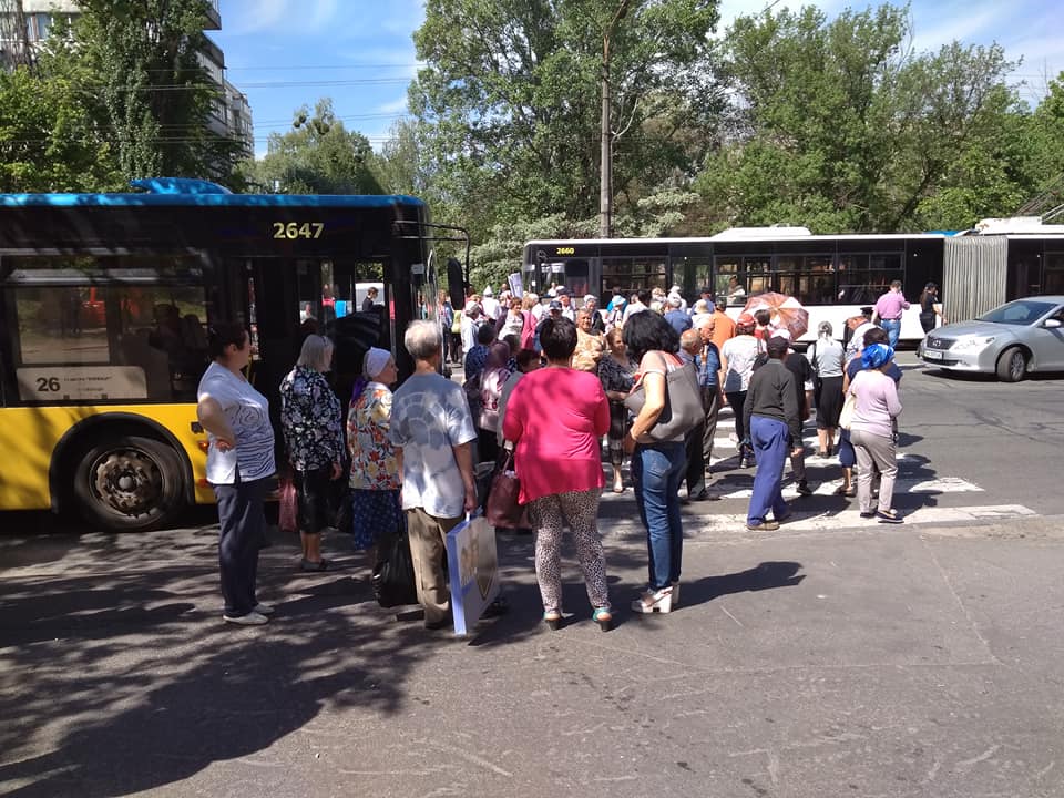 Хотят митинговать три дня: В столице на Виноградаре местные жители перекрыли дорогу