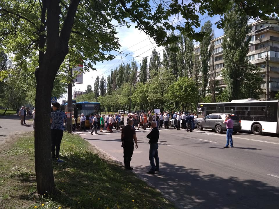 Хотят митинговать три дня: В столице на Виноградаре местные жители перекрыли дорогу