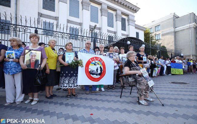 Иловайский котел: под посольством России в Киеве провели акцию родственники погибших (ФОТО)