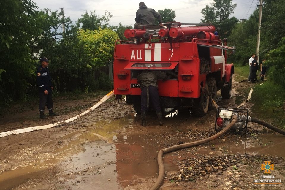Из-за непогоды в Тернопольской обл. заилены и подтоплены домохозяйства