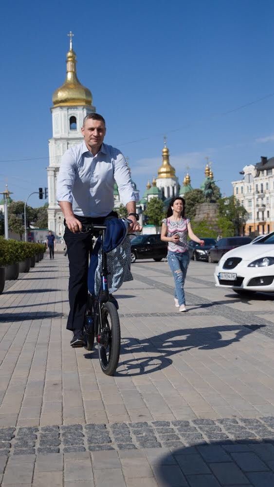 Как Голобородько: Кличко приехал на инаугурацию Зеленского на велосипеде (ФОТО)