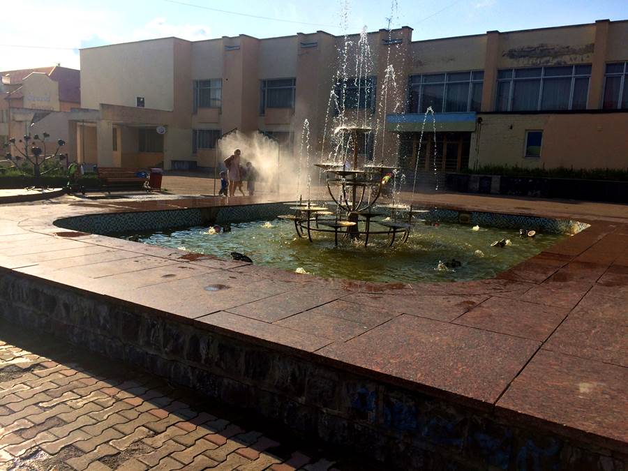 Как Украина переживает жару: полив дорог, водяные ворота и сокращение рабочего дня