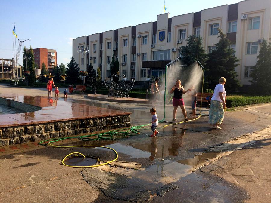 Как Украина переживает жару: полив дорог, водяные ворота и сокращение рабочего дня