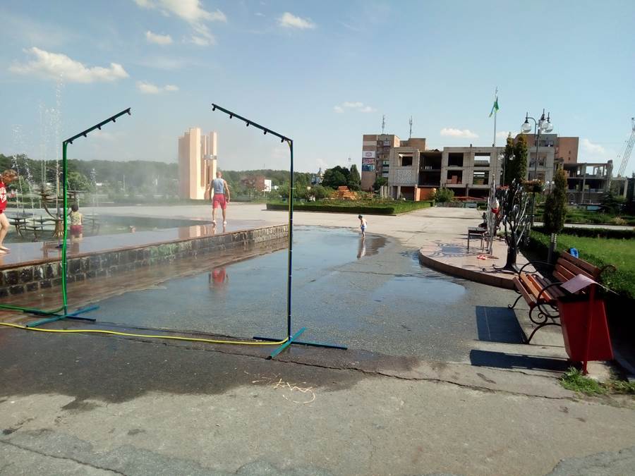 Как Украина переживает жару: полив дорог, водяные ворота и сокращение рабочего дня