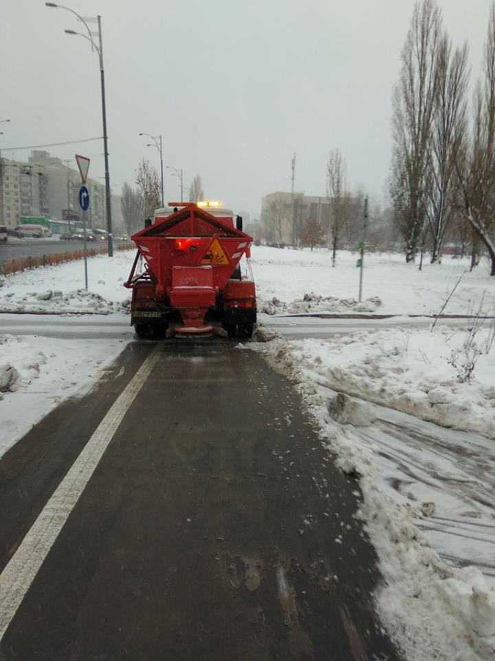 Киев остановился в серьезных пробках, в городе уже десятки аварий