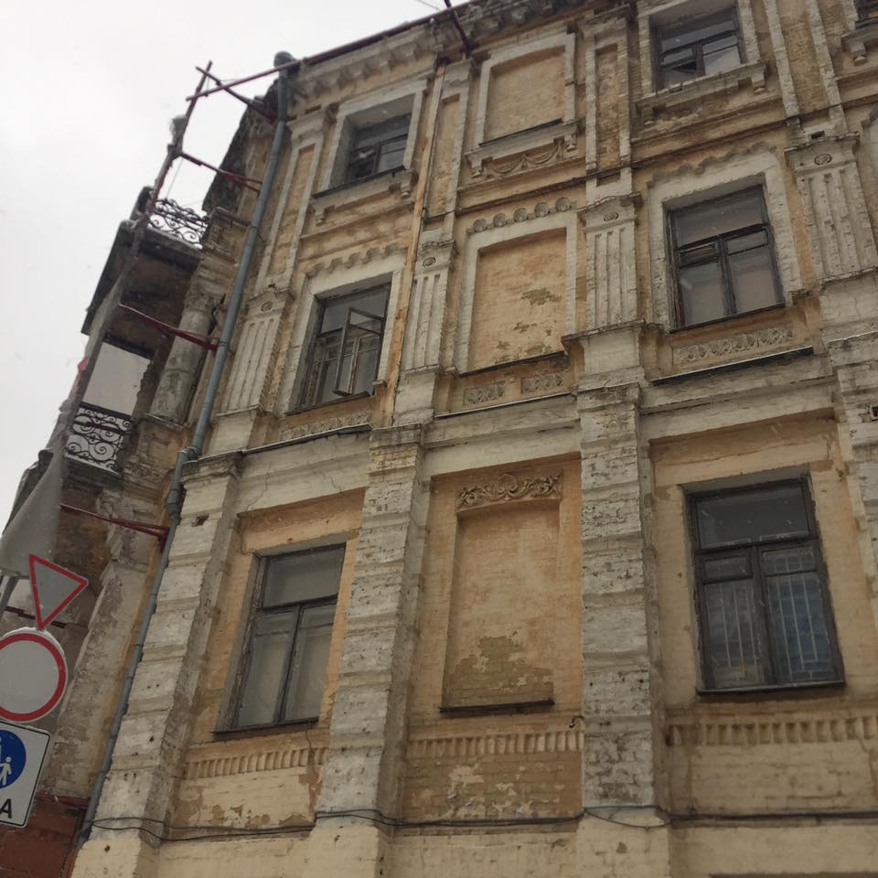 Киевская журналистка показала плачевное состояние старинных зданий на Андреевском спуске