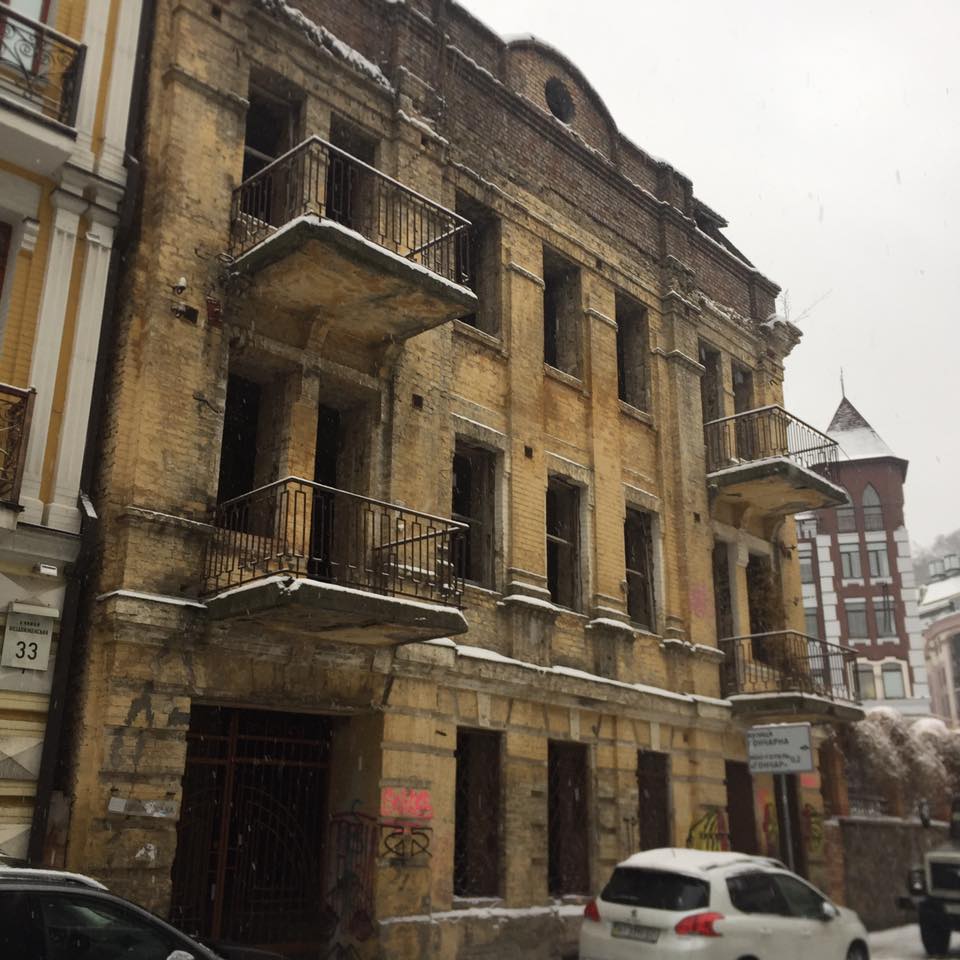 Киевская журналистка показала плачевное состояние старинных зданий на Андреевском спуске