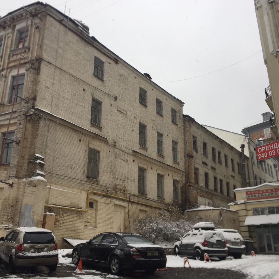 Киевская журналистка показала плачевное состояние старинных зданий на Андреевском спуске
