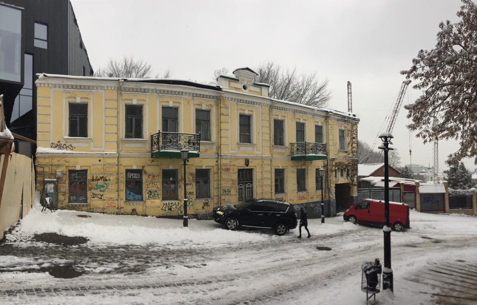 Киевская журналистка показала плачевное состояние старинных зданий на Андреевском спуске