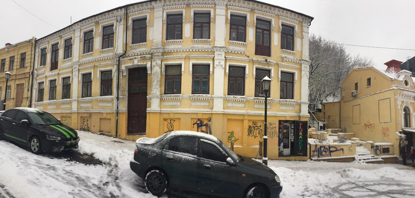 Киевская журналистка показала плачевное состояние старинных зданий на Андреевском спуске