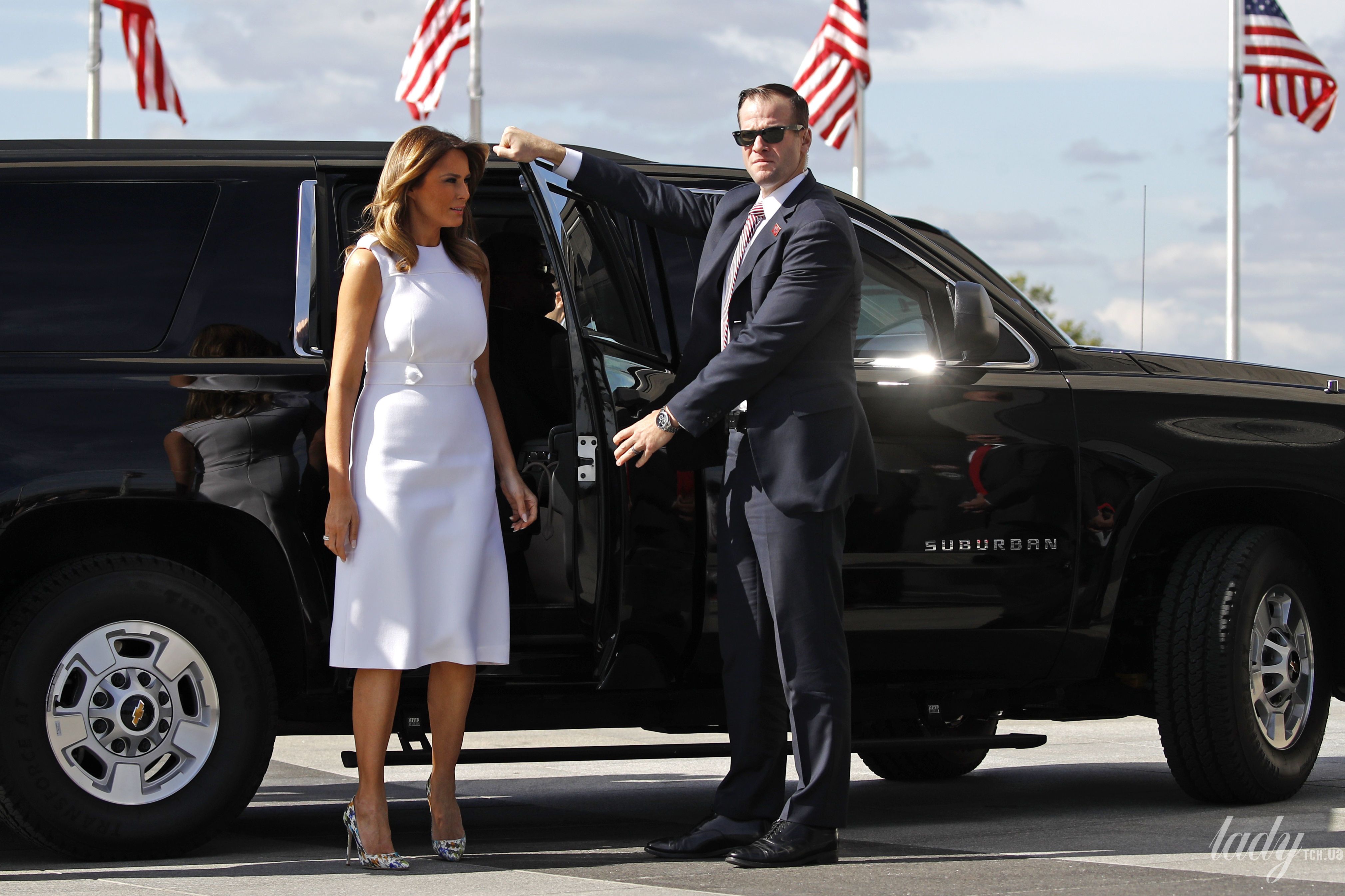Кому більше пасує білий: Дженніфер Лопес, Ріанна і Меланія Трамп