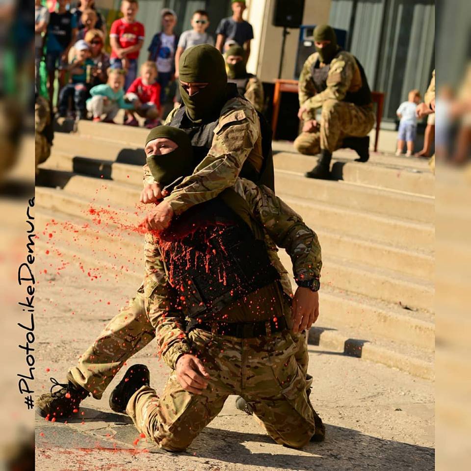 Кровавое выступление перед детьми в Энергодаре: В горсовете обещают установить тех, кто выдавал себя за бойцов Нацгвардии
