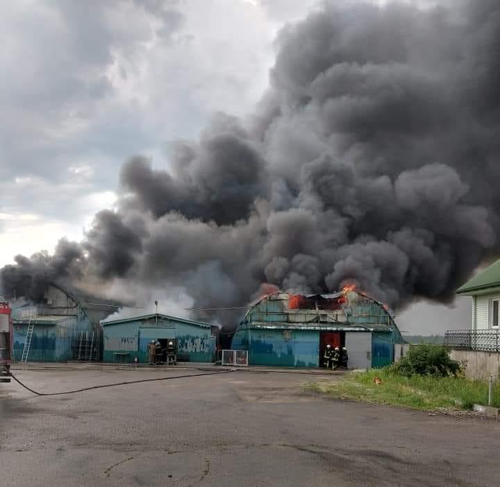 Крупный пожар под Киевом: в городе Буча горит металлобаза (ФОТО)