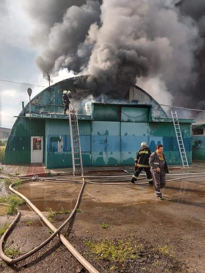 Крупный пожар под Киевом: в городе Буча горит металлобаза (ФОТО)