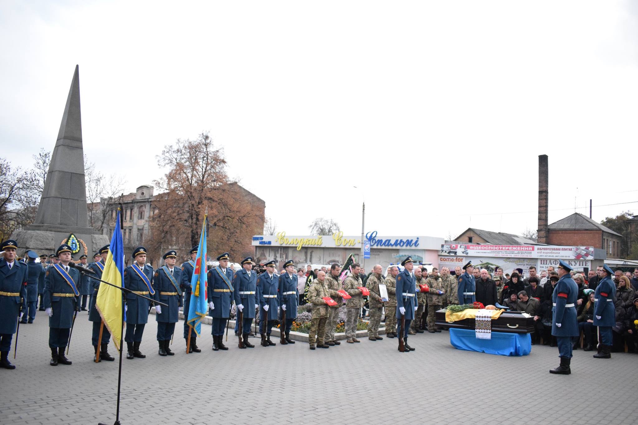 Крушение Су-27: В Умани попрощались с погибшим пилотом Иваном Петренко (фото)