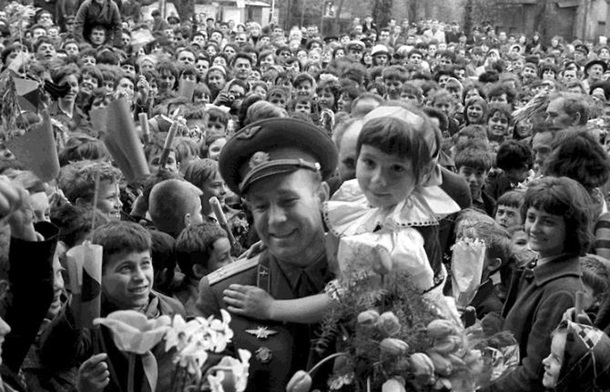 Леонов - первый в открытом космосе. Как это былоСюжет