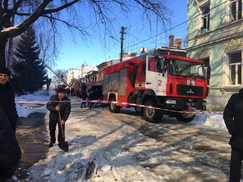 Масштабный пожар в центре Черновцов: Из транспортного колледжа эвакуированы несколько сотен человек