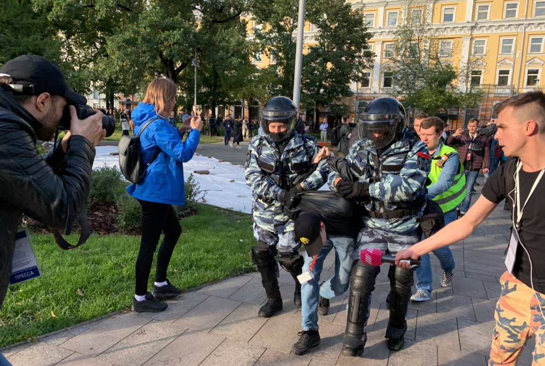 Массовые задержания начались после масштабного митинга в Москве (ФОТО, ВИДЕО)