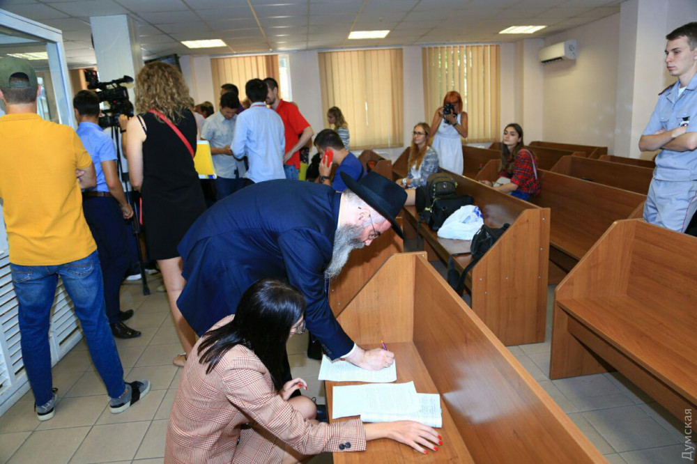 Меру пресечения владельцу сгоревшего отеля «Токио Стар» выбирают уже почти сутки (ФОТО)