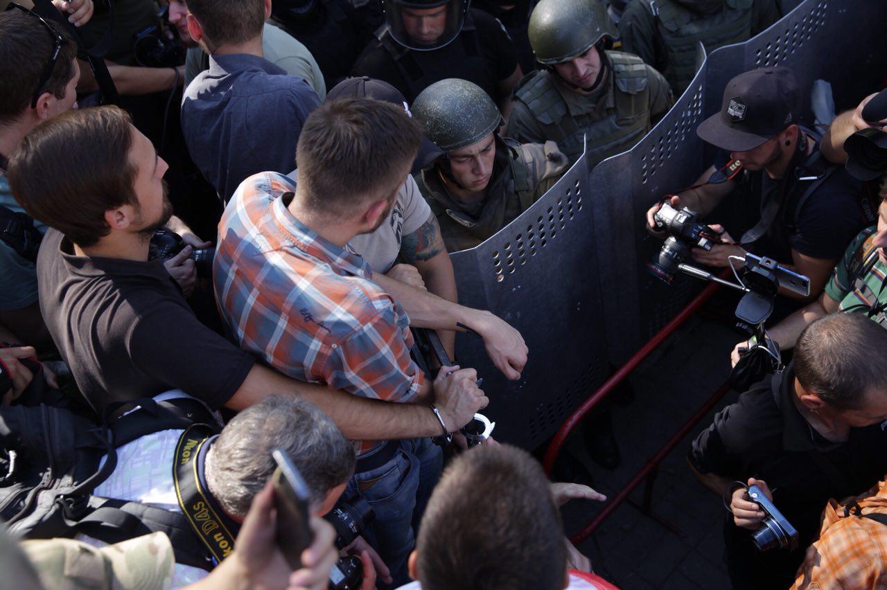 Митинг под Радой переместился к АП: Участники приковали себя наручниками к забору