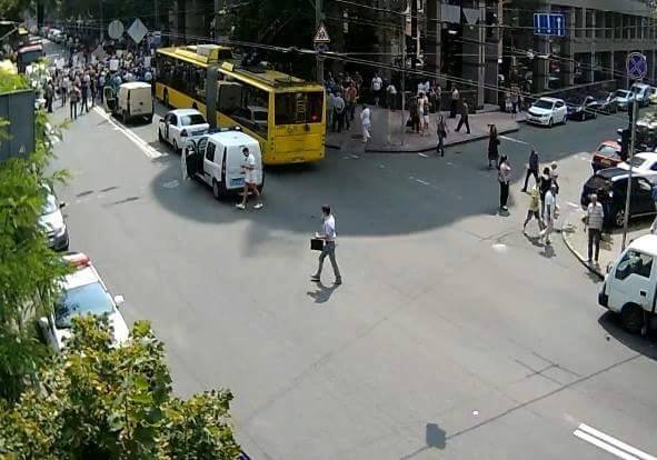 Митингующие вкладчики перекрыли улицу Сечевых Стрельцов в столице, - корреспондент