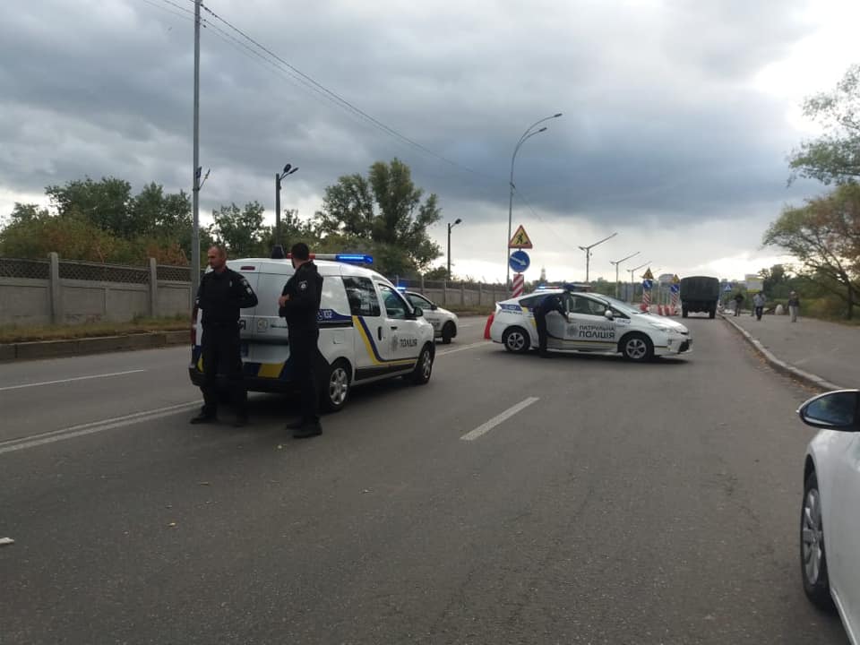Мужчина на мосту Метро в Киеве начал стрелять — полиция проводит спецоперацию (ФОТО)