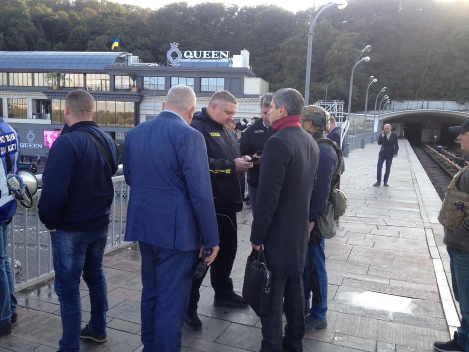 Мужчина на мосту Метро в Киеве начал стрелять — полиция проводит спецоперацию (ФОТО)