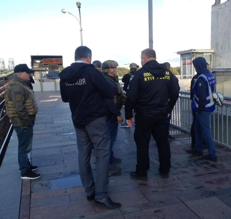Мужчина на мосту Метро в Киеве начал стрелять — полиция проводит спецоперацию (ФОТО)