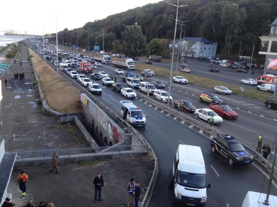 Мужчина на мосту Метро в Киеве начал стрелять — полиция проводит спецоперацию (ФОТО)